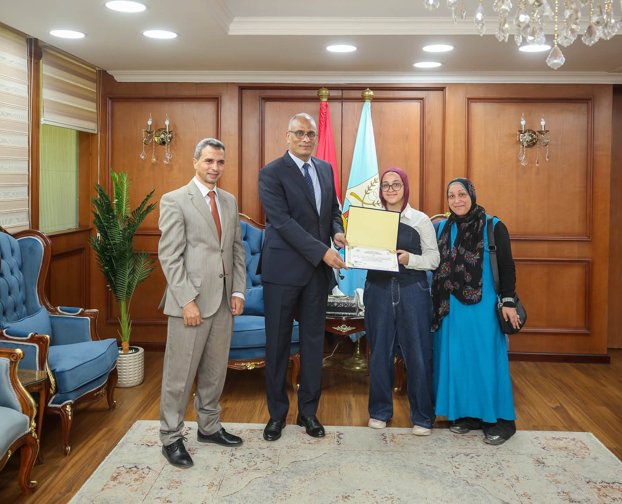 محافظ كفر الشيخ يكرم أوائل الشهادة الإعدادية (2) محافظ كفر الشيخ يكرم أوائل الشهادة الإعدادية (2)