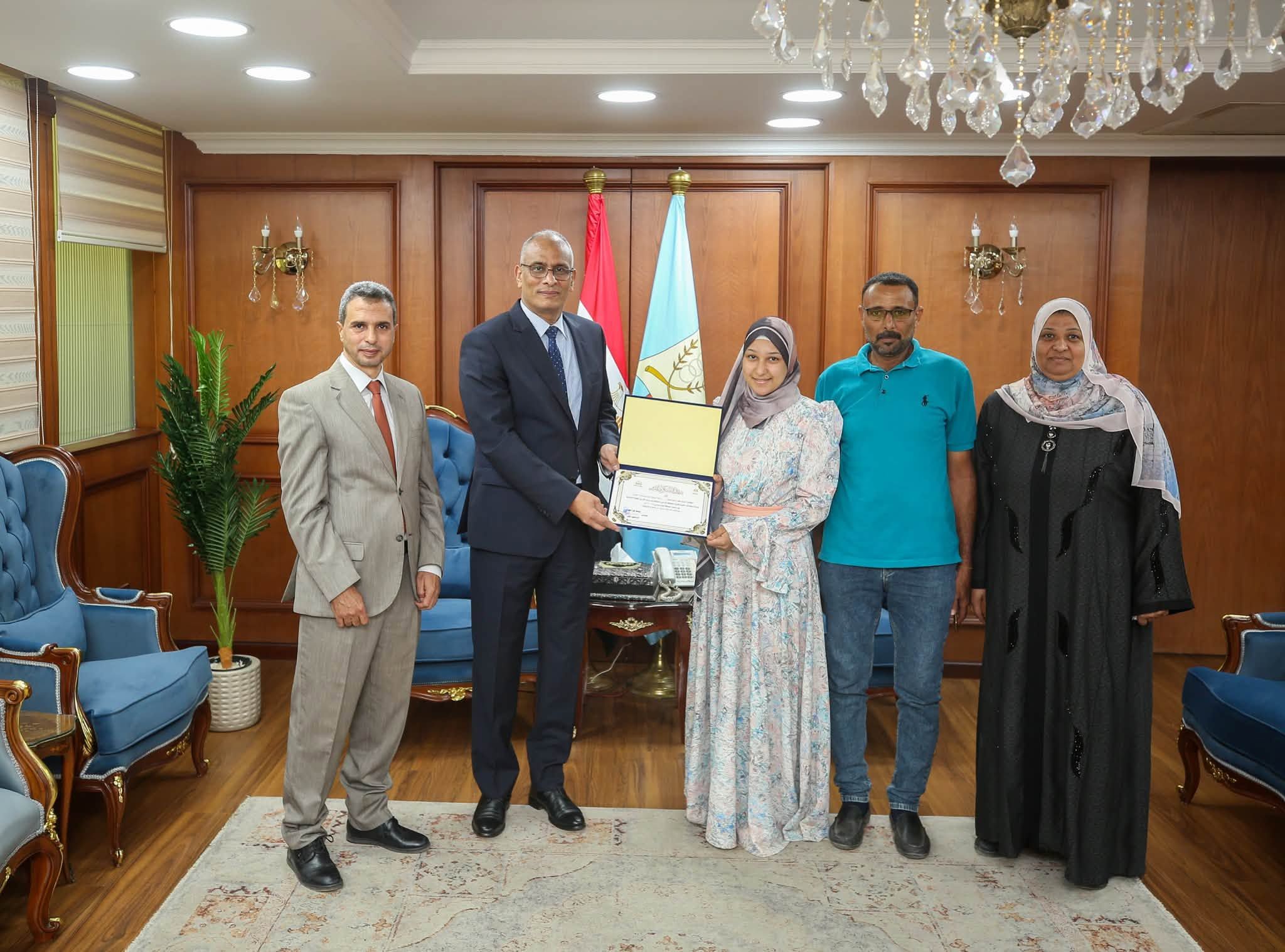 محافظ كفر الشيخ يكرم أوائل الشهادة الإعدادية (1) محافظ كفر الشيخ يكرم أوائل الشهادة الإعدادية (1)