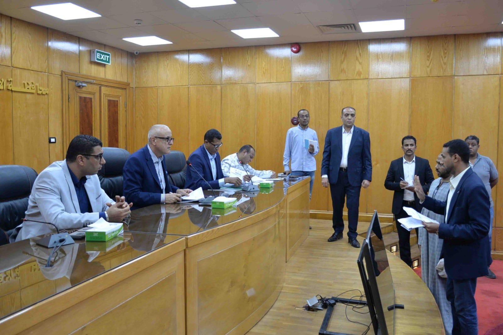 المحافظ يوجه بسرعة الإستجابة لإحتياجات المواطنين المحافظ يوجه بسرعة الإستجابة لإحتياجات المواطنين