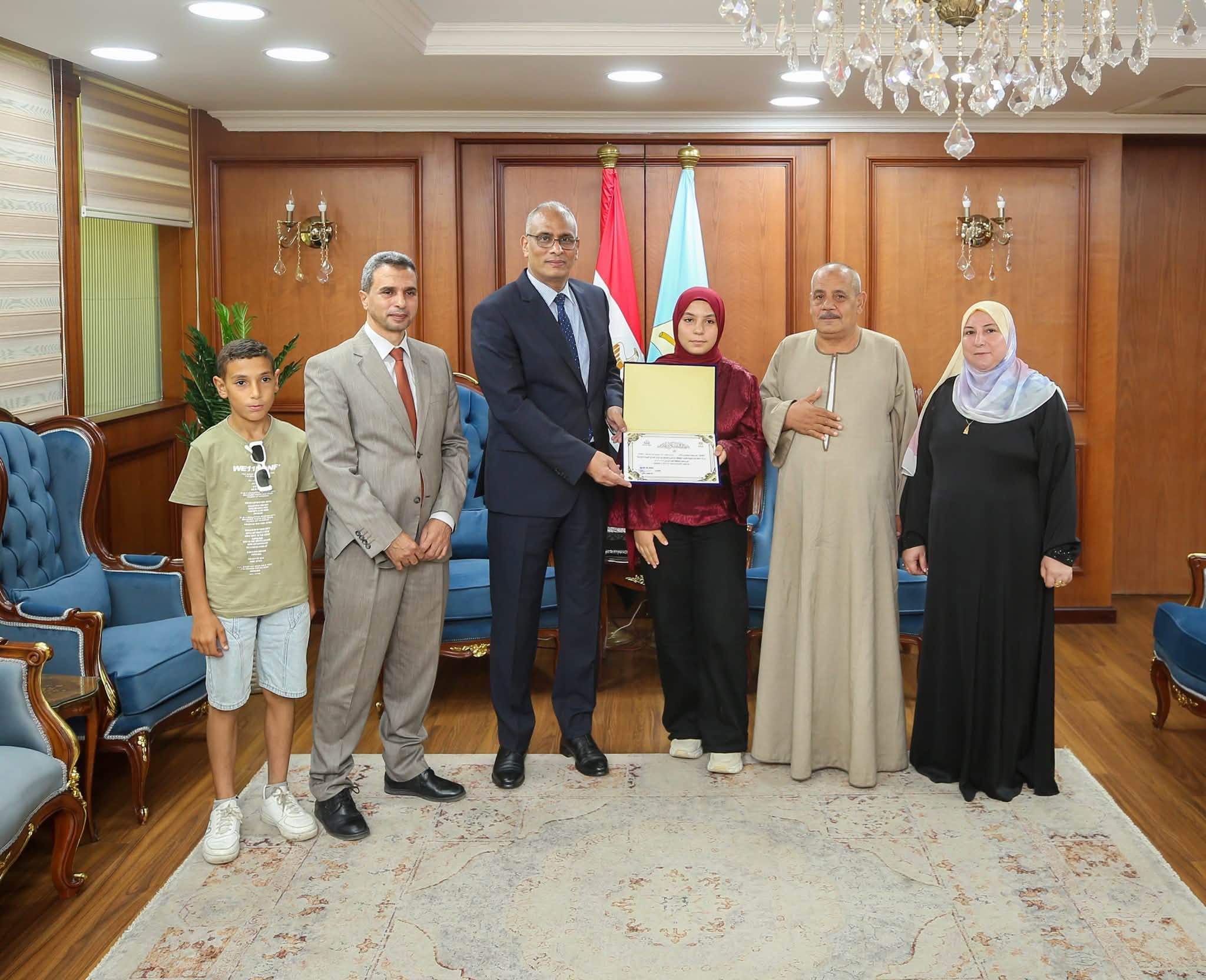 محافظ كفر الشيخ يكرم أوائل الشهادة الإعدادية (3) محافظ كفر الشيخ يكرم أوائل الشهادة الإعدادية (3)