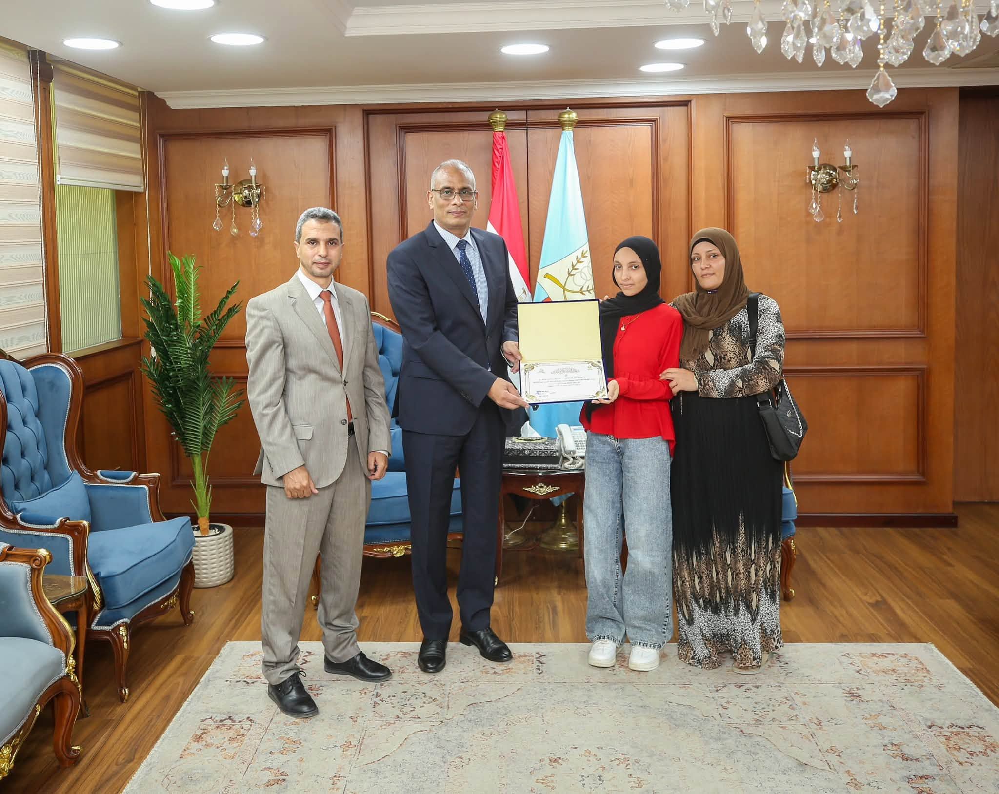 محافظ كفر الشيخ يكرم أوائل الشهادة الإعدادية (8) محافظ كفر الشيخ يكرم أوائل الشهادة الإعدادية (8)
