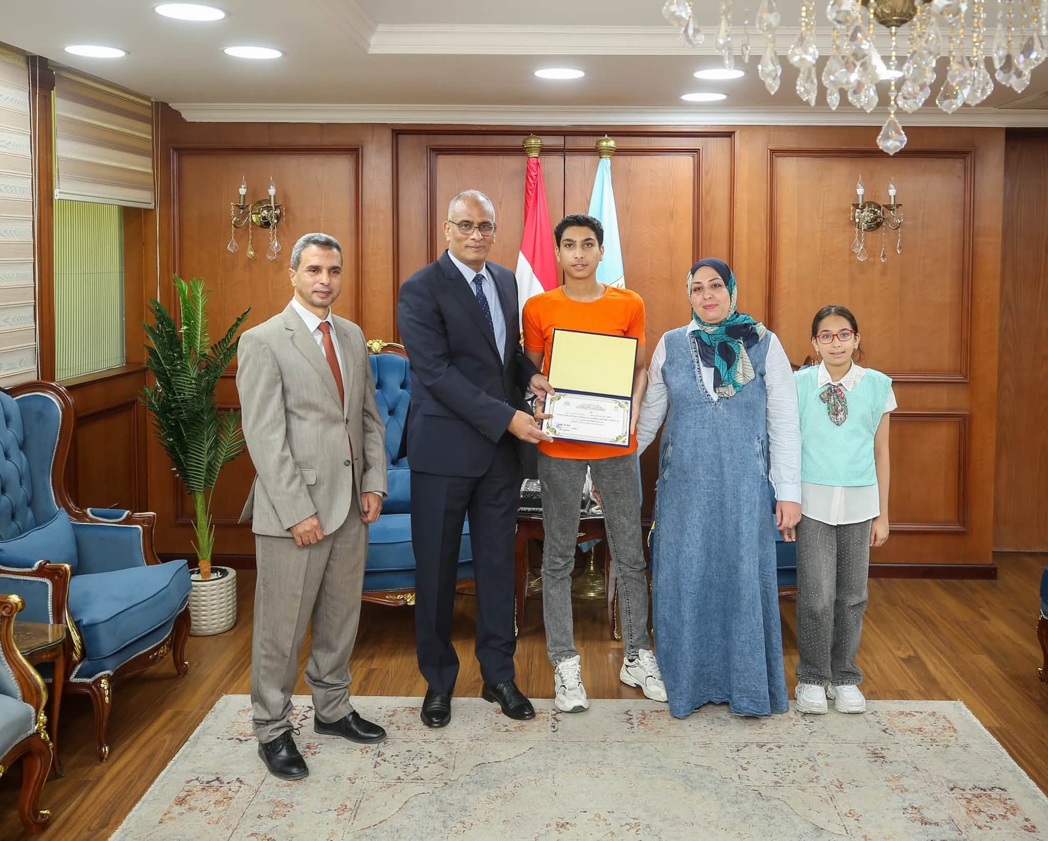 محافظ كفر الشيخ يكرم أوائل الشهادة الإعدادية (6) محافظ كفر الشيخ يكرم أوائل الشهادة الإعدادية (6)