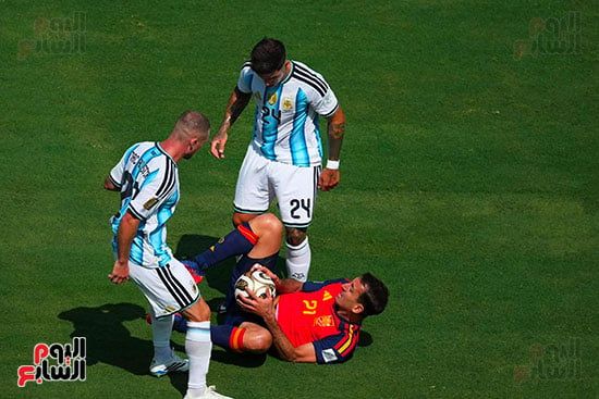 تدخل عنيف على لاعبى منتخب أسبانيا تدخل عنيف على لاعبى منتخب أسبانيا