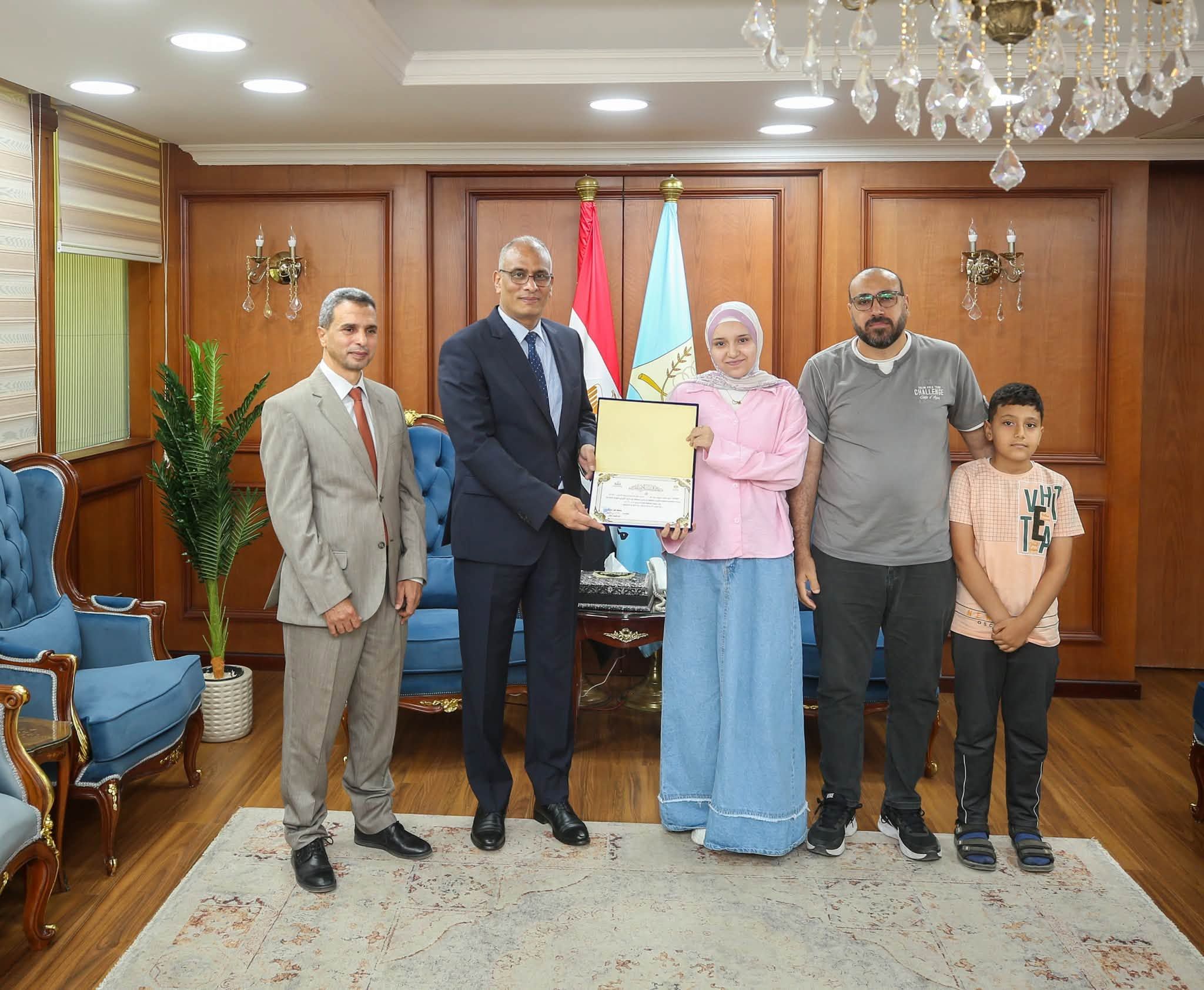 محافظ كفر الشيخ يكرم أوائل الشهادة الإعدادية (5) محافظ كفر الشيخ يكرم أوائل الشهادة الإعدادية (5)