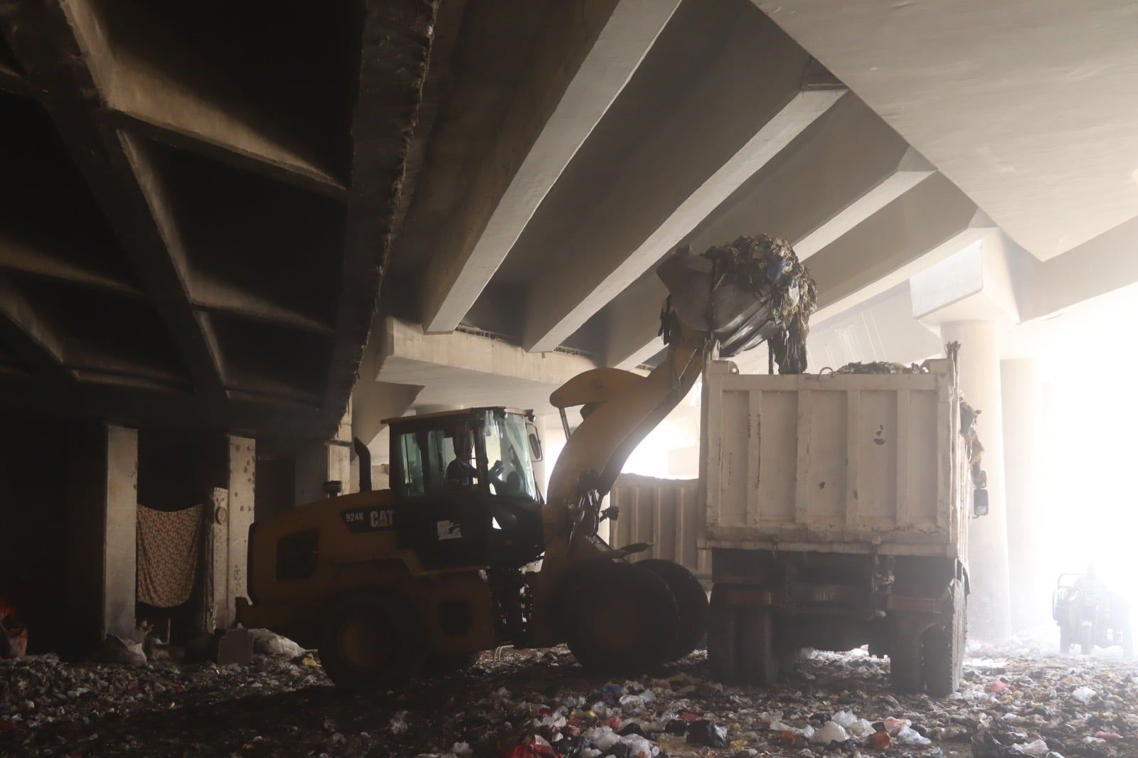 رفع 2700 طن من مخلفات الرتش بنفق المنشية بالهرم خلال يومين رفع 2700 طن من مخلفات الرتش بنفق المنشية بالهرم خلال يومين