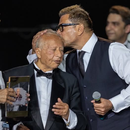 عمر دياب يقبل راس هاني شنودة عمر دياب يقبل راس هاني شنودة
