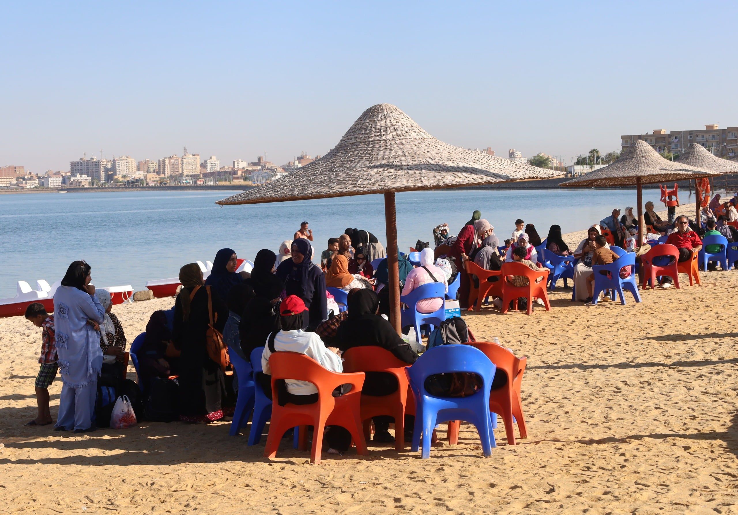 الزائرين على الشاطئ الزائرين على الشاطئ