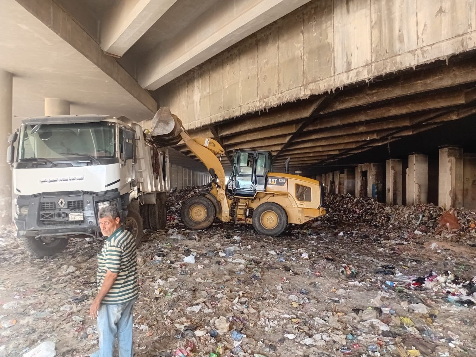رفع 2700 طن من مخلفات الرتش بنفق المنشية بالهرم رفع 2700 طن من مخلفات الرتش بنفق المنشية بالهرم