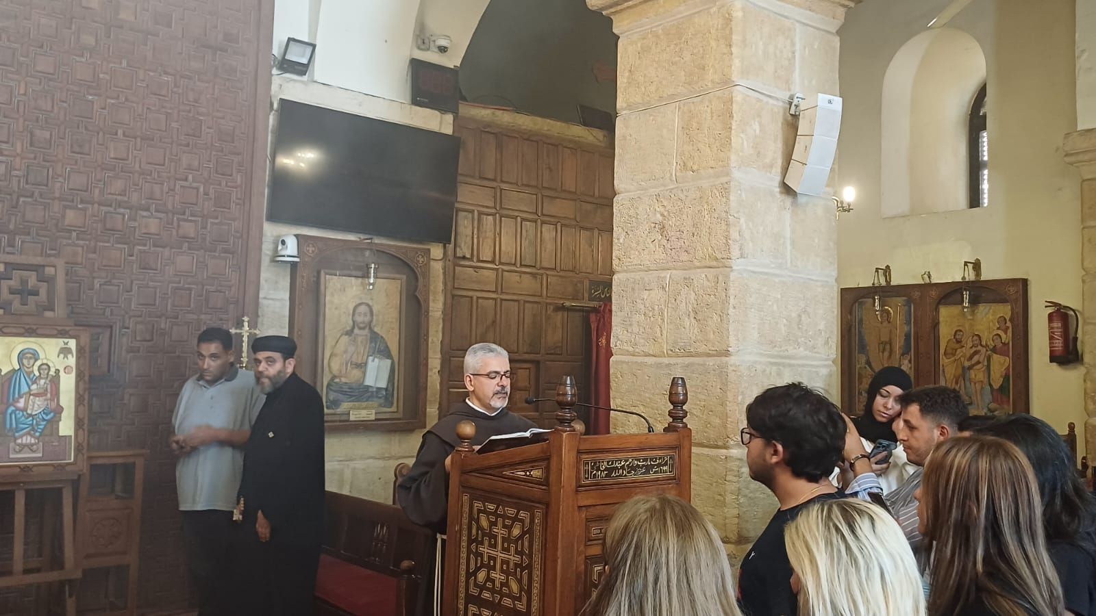 الاب بطرس دانيال من جنازة هاني شنودة الاب بطرس دانيال من جنازة هاني شنودة