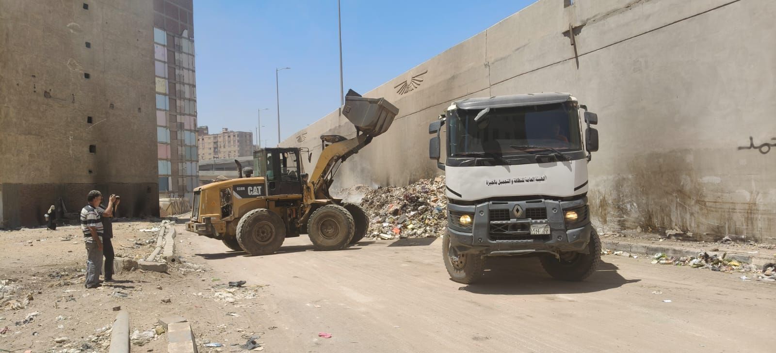رفع مخلفات الرتش من سلم الطريق الدائرى بحى الهرم (3) رفع مخلفات الرتش من سلم الطريق الدائرى بحى الهرم (3)