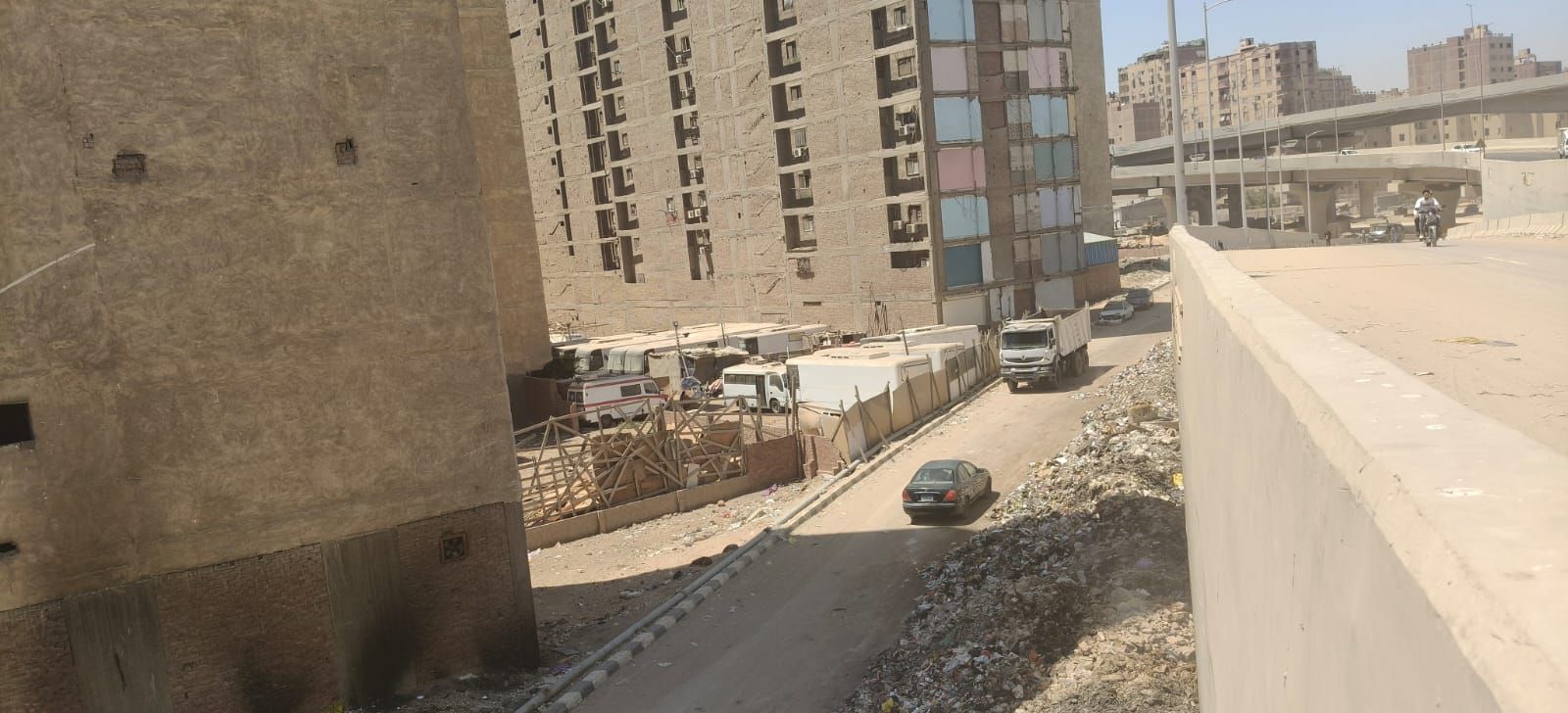 رفع مخلفات الرتش من سلم الطريق الدائرى بحى الهرم (1) رفع مخلفات الرتش من سلم الطريق الدائرى بحى الهرم (1)