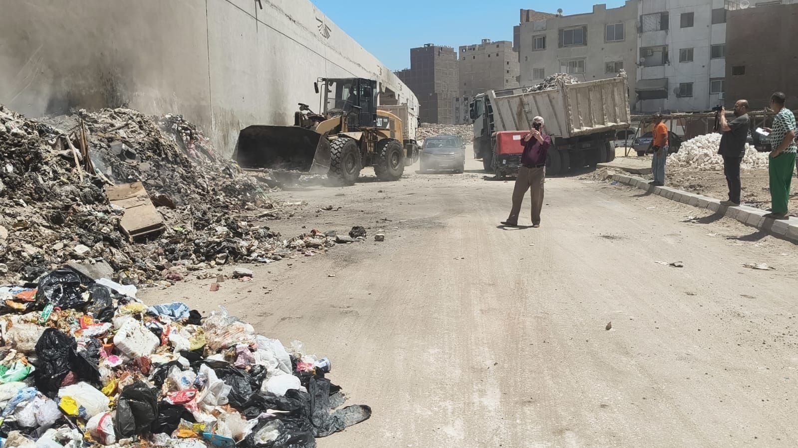 رفع مخلفات الرتش من سلم الطريق الدائرى بحى الهرم (10) رفع مخلفات الرتش من سلم الطريق الدائرى بحى الهرم (10)