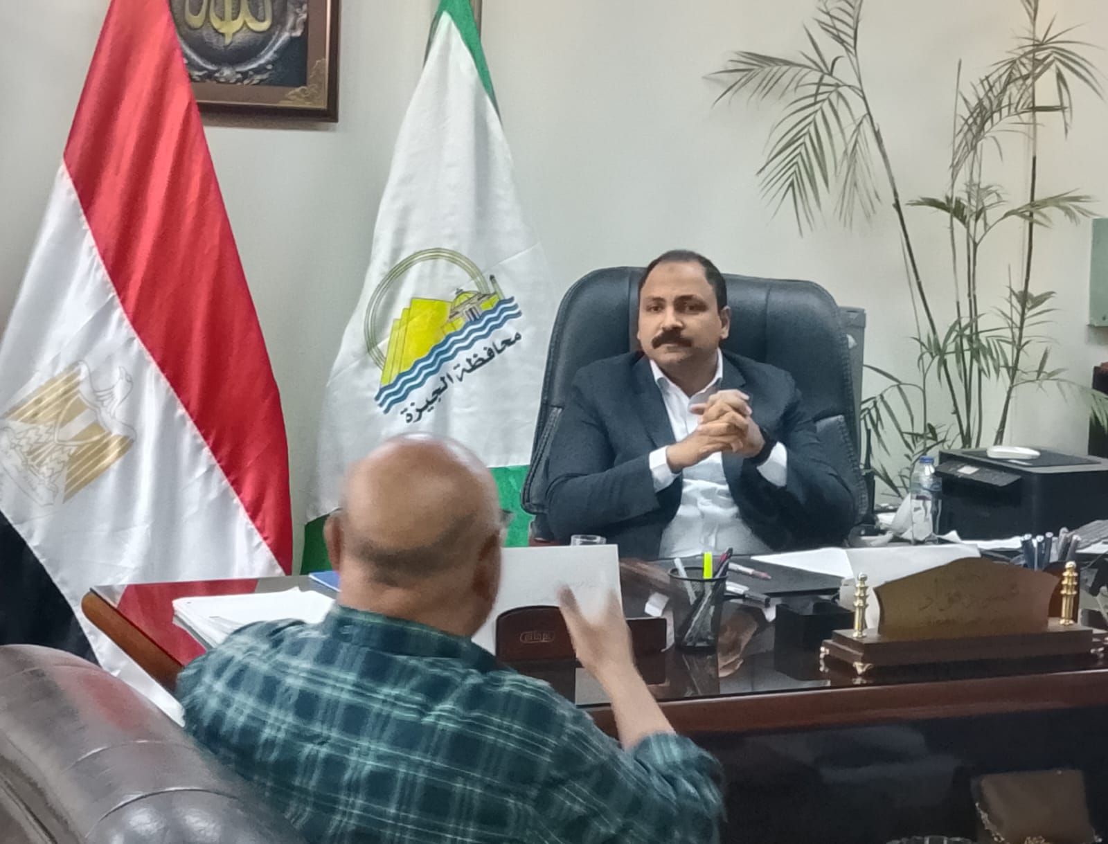 رئيس حى العجوزة يلتقى لمواطنين في اللقاء الأسبوعى لبحث الشكاوى (2) رئيس حى العجوزة يلتقى لمواطنين في اللقاء الأسبوعى لبحث الشكاوى (2)