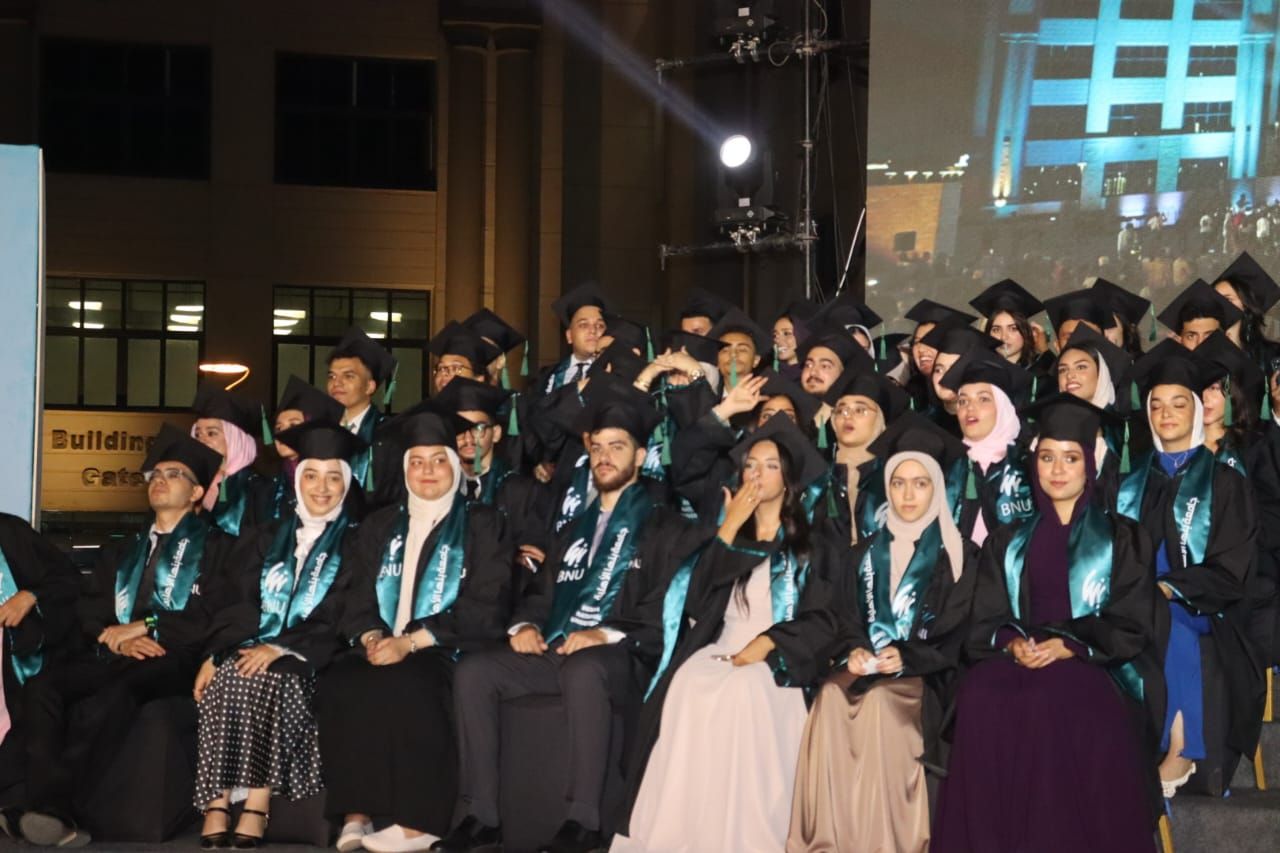 تخرج أول دفعة من الطلاب تخرج أول دفعة من الطلاب