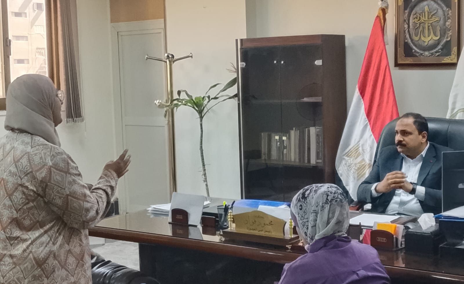 رئيس حى العجوزة يلتقى لمواطنين في اللقاء الأسبوعى لبحث الشكاوى (3) رئيس حى العجوزة يلتقى لمواطنين في اللقاء الأسبوعى لبحث الشكاوى (3)