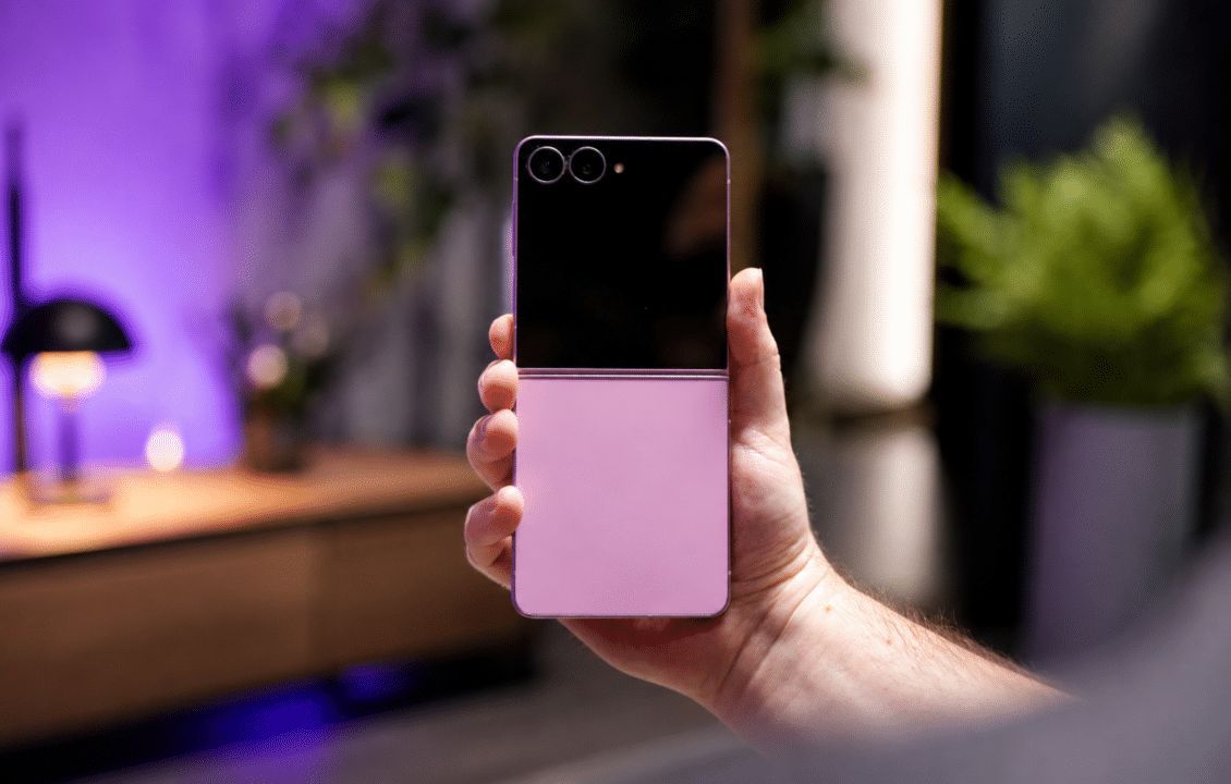 سامسونج تكشف عن هاتف Galaxy Z Flip 8 بتصميم أنحف وشاشة خارجية ذكية
