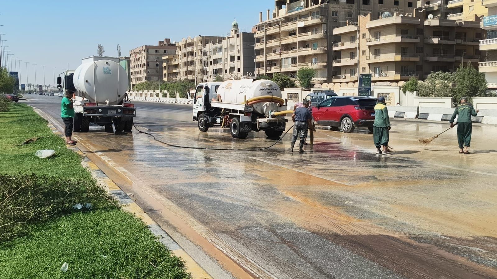 الجيزة ترفع آثار انسكاب شوكولاتة على طريق مصر الفيوم (1) الجيزة ترفع آثار انسكاب شوكولاتة على طريق مصر الفيوم (1)