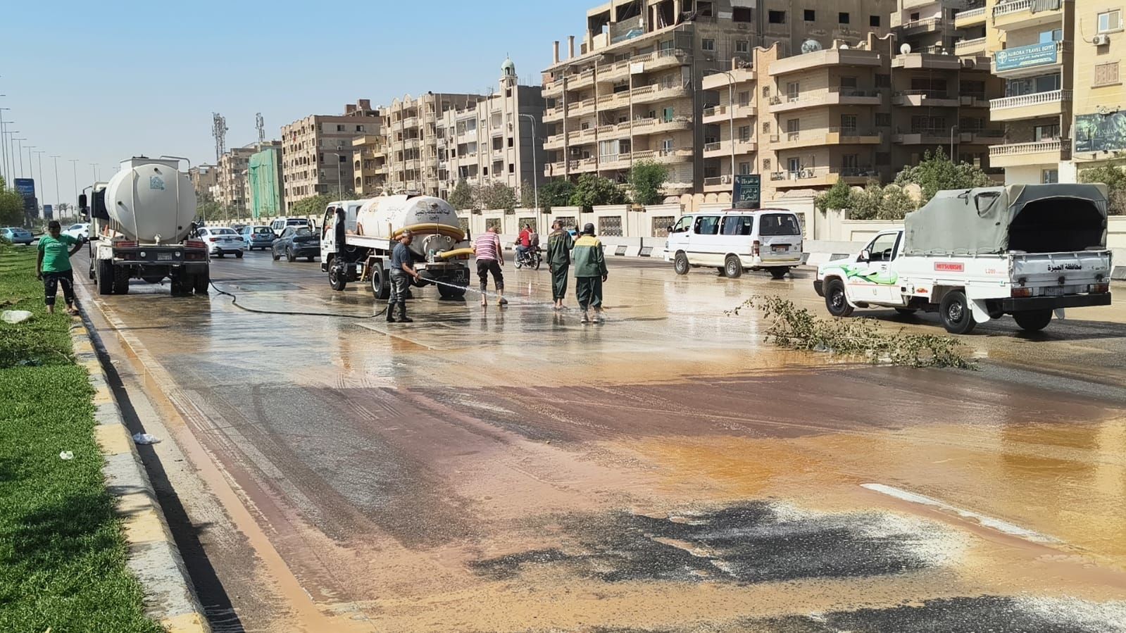 الجيزة ترفع آثار انسكاب شوكولاتة على طريق مصر الفيوم (2) الجيزة ترفع آثار انسكاب شوكولاتة على طريق مصر الفيوم (2)