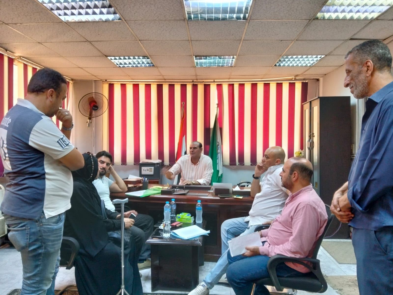 رئيس حي بولاق الدكرور يستمع لشكاوى المواطنين (2) رئيس حي بولاق الدكرور يستمع لشكاوى المواطنين (2)