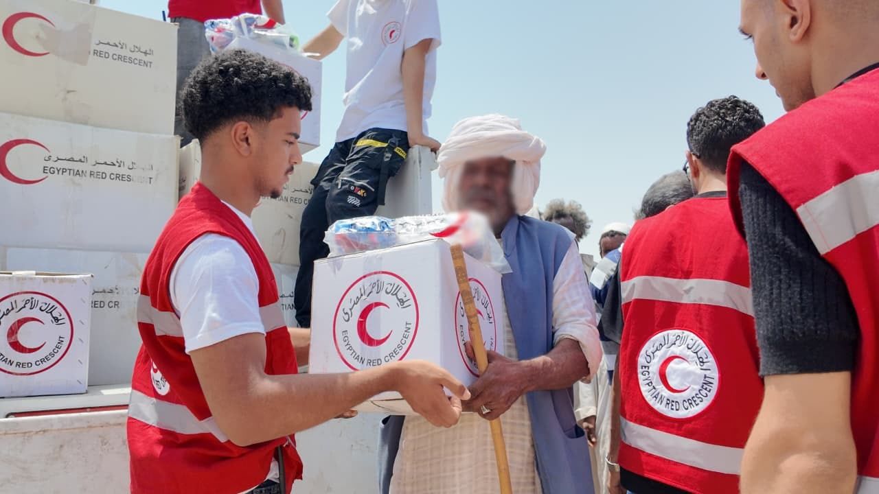 جانب من إطلاق قافلة في شلاتين لدعم الأسر الأولى بالرعاية جانب من إطلاق قافلة في شلاتين لدعم الأسر الأولى بالرعاية