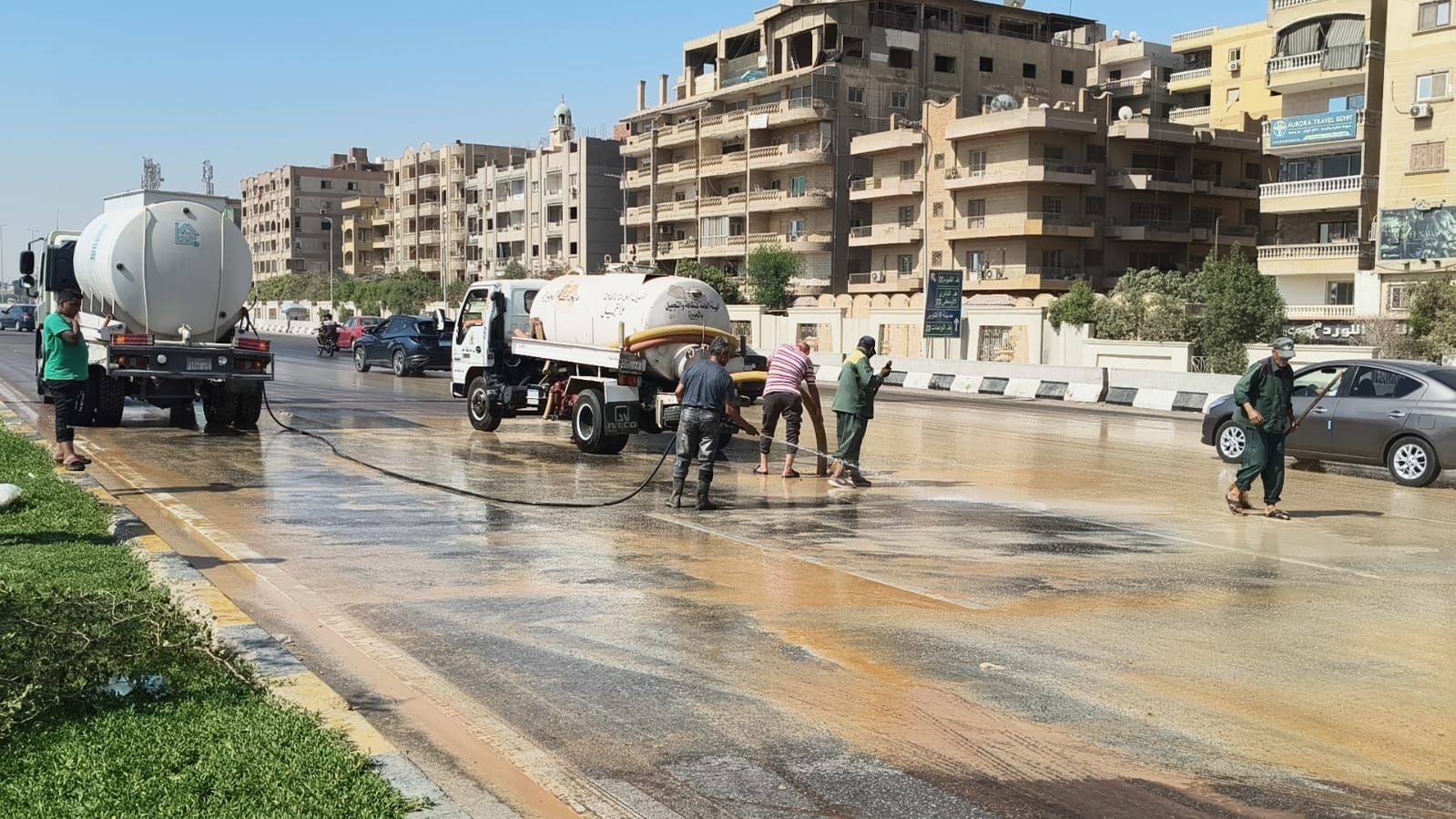 الجيزة ترفع آثار انسكاب شوكولاتة على طريق مصر الفيوم (3) الجيزة ترفع آثار انسكاب شوكولاتة على طريق مصر الفيوم (3)