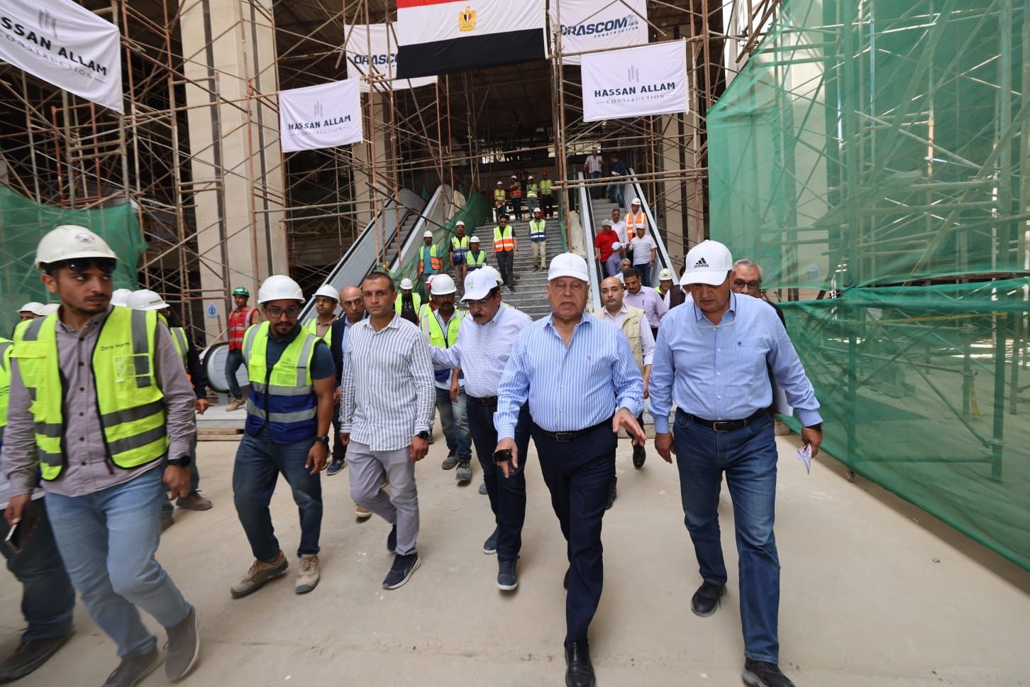 كامل الوزير يتفقد موقع عمل الخط الأول للقطار الكهربائي السريع كامل الوزير يتفقد موقع عمل الخط الأول للقطار الكهربائي السريع