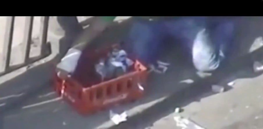 عناصر الإخوان يستهدفون المدنيين بزجاجات المولوتوف عناصر الإخوان يستهدفون المدنيين بزجاجات المولوتوف
