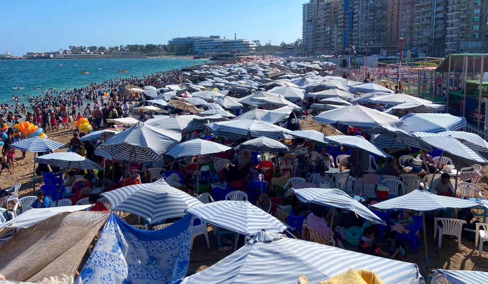 شواطئ الإسكندرية استقبلت 2.3 مليون زائر خلال يومين (2) شواطئ الإسكندرية استقبلت 2.3 مليون زائر خلال يومين (2)