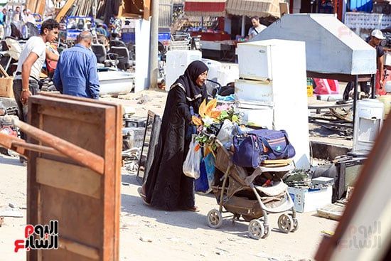 سيدة تتجول للشراء من السوق سيدة تتجول للشراء من السوق