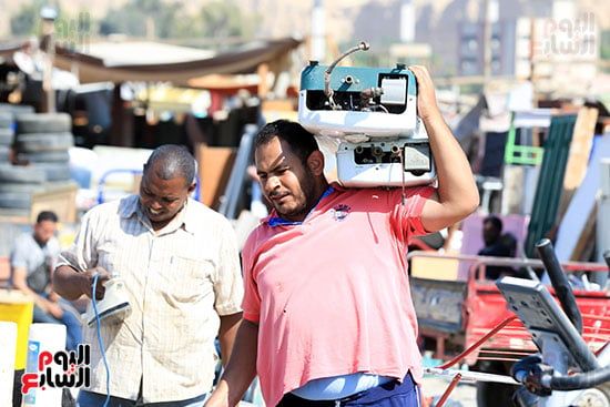يحمل بعض من الخردة يحمل بعض من الخردة