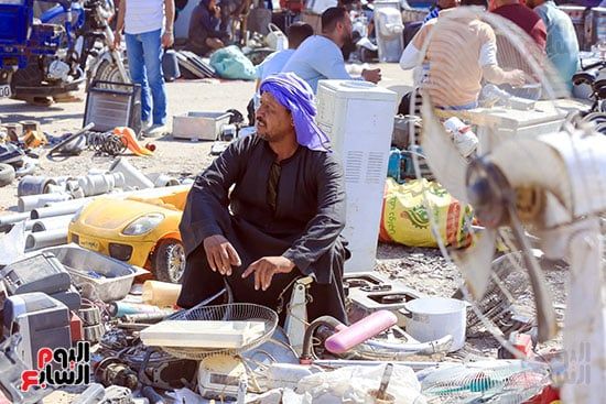 تاجر ينتظر بيع الخردة تاجر ينتظر بيع الخردة
