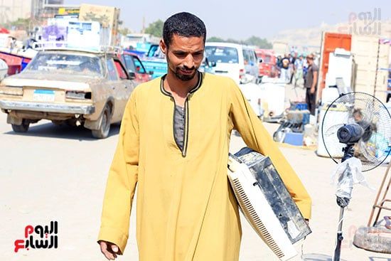 يحمل بعض من الخردة (2) يحمل بعض من الخردة (2)