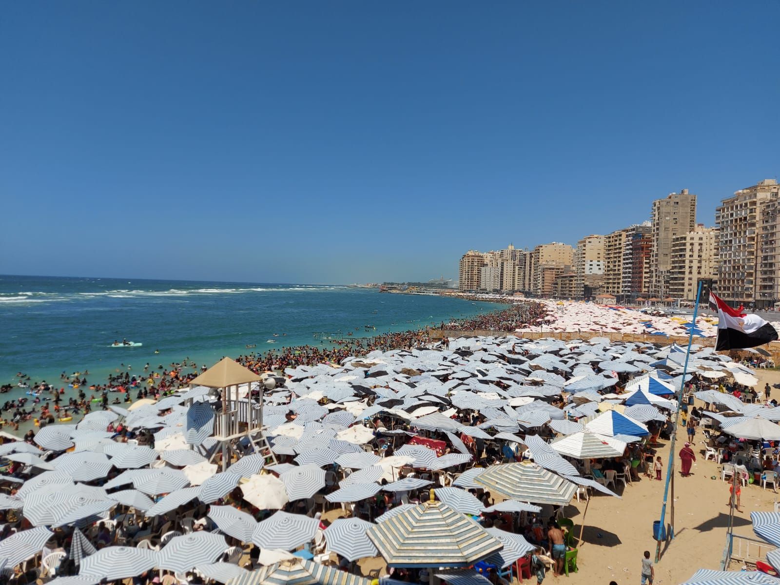 اقبال كبير على الشواطئ اقبال كبير على الشواطئ