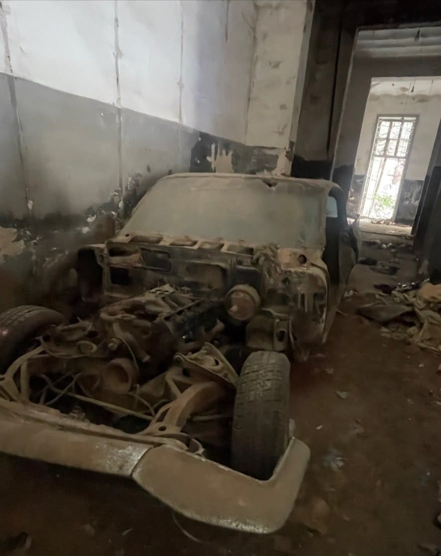 صورة السيارة الكادلاك بعد سرقة اجزاء في الاسكندرية صورة السيارة الكادلاك بعد سرقة اجزاء في الاسكندرية