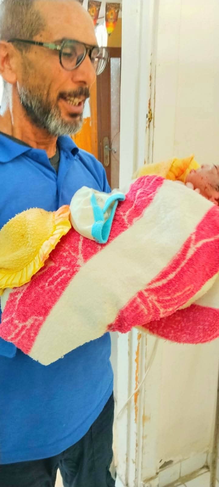مسعف بالإسماعيلية يُجري ولادة ناجحة لسيدة (2) مسعف بالإسماعيلية يُجري ولادة ناجحة لسيدة (2)