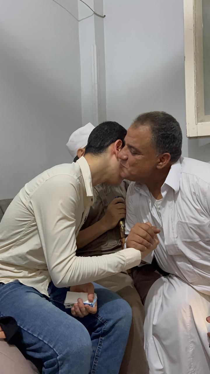 تقبيل الاهل والتهنئة بتفوق يوسف تقبيل الاهل والتهنئة بتفوق يوسف