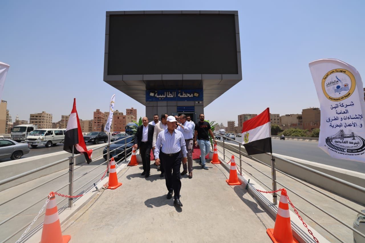 وزير النقل يتفقد المرحلة الثانية للأتوبيس الترددي وزير النقل يتفقد المرحلة الثانية للأتوبيس الترددي
