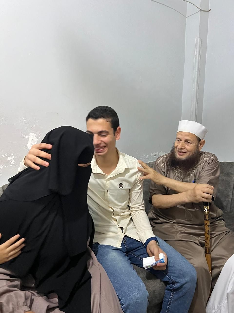 يوسف يقبل رأس والدته يوسف يقبل رأس والدته