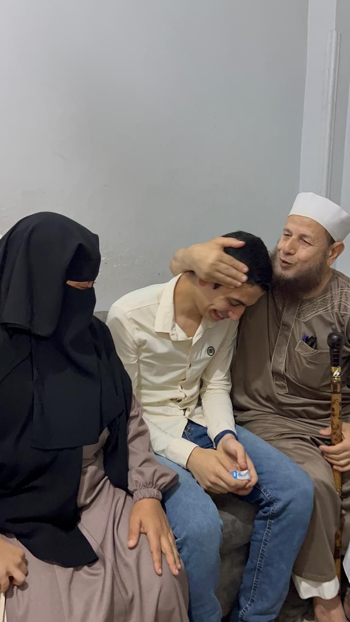 جده يقبل رأسه جده يقبل رأسه