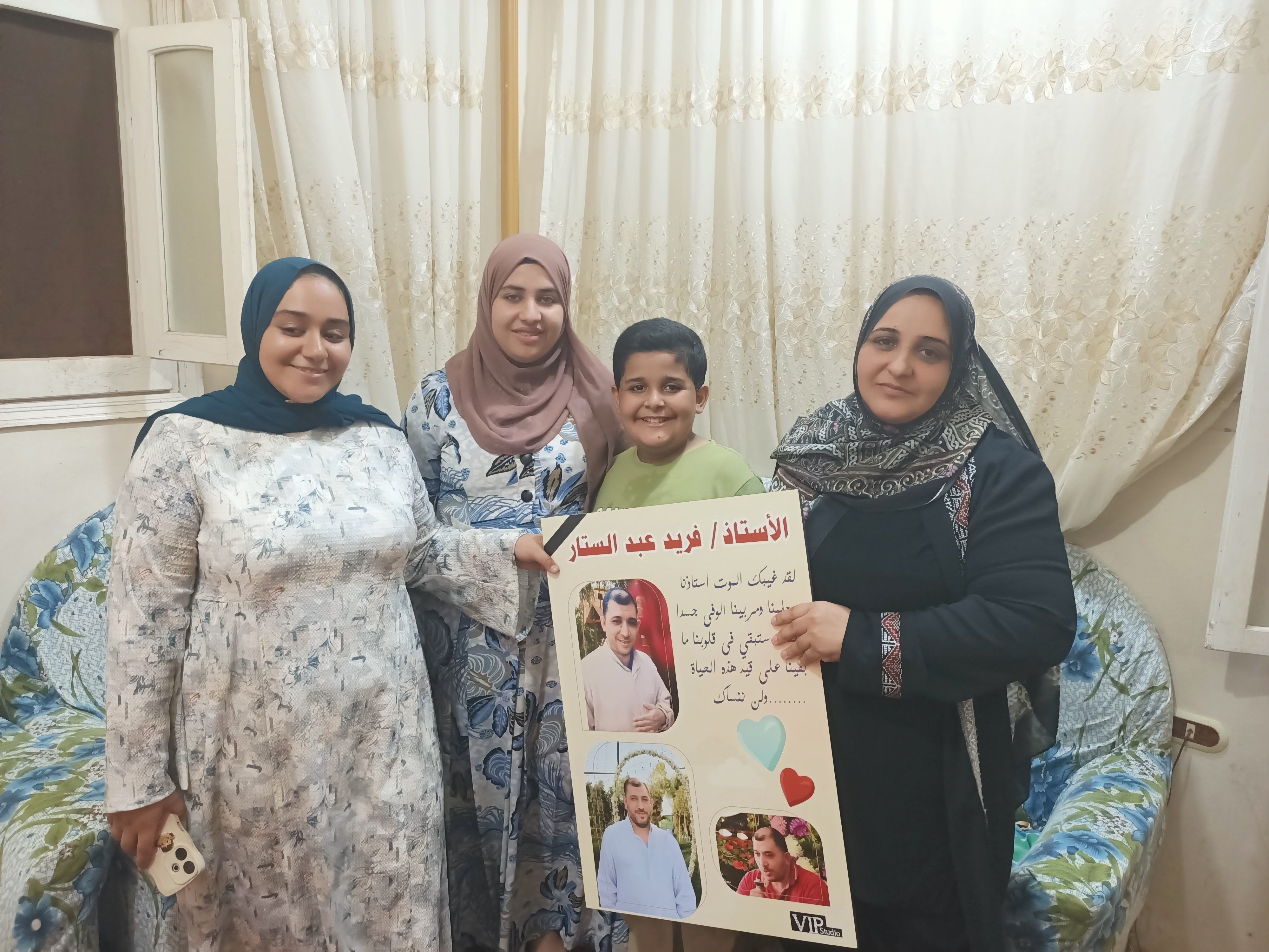الثانية مع اسرتها الثانية مع اسرتها