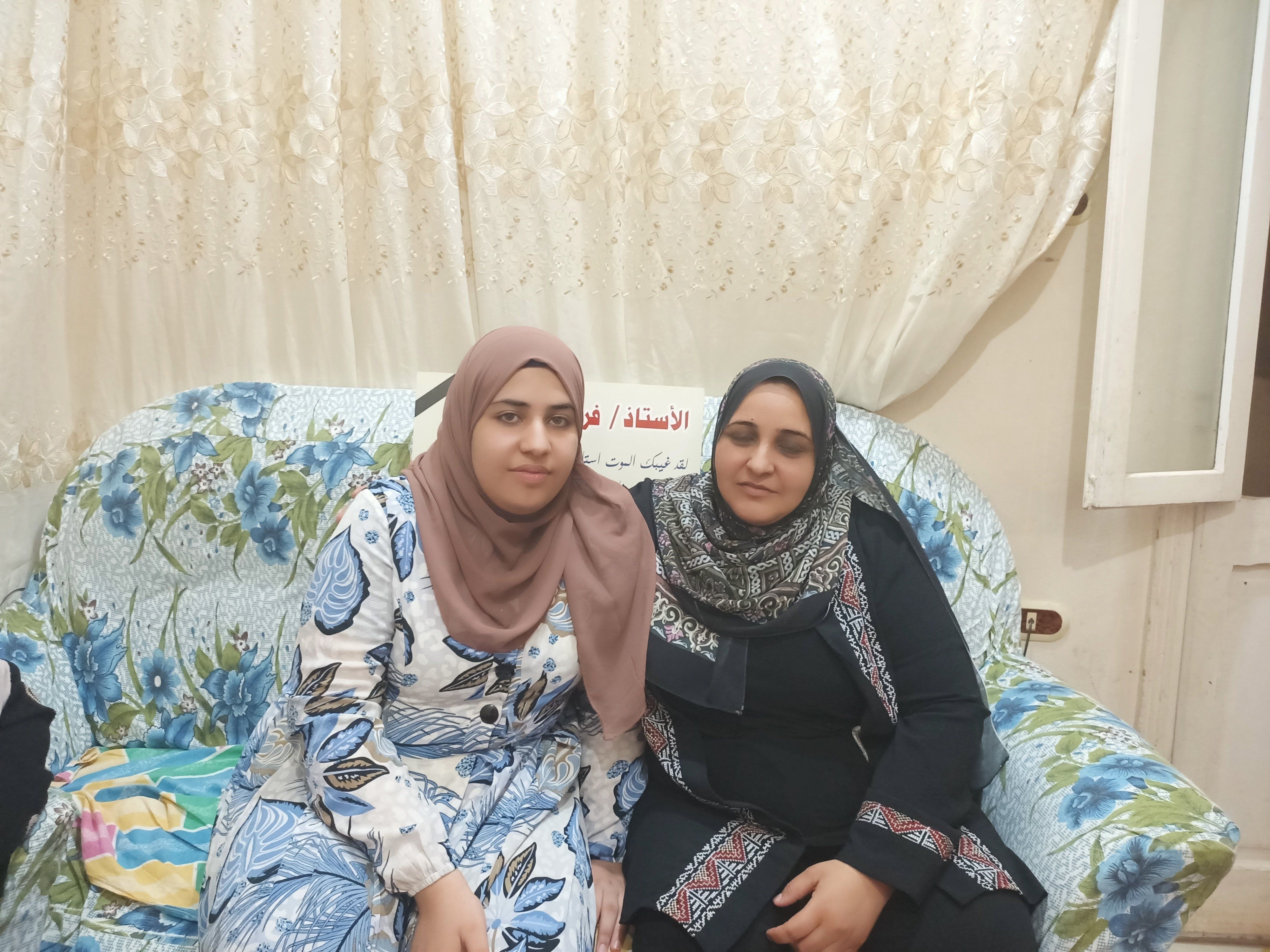 الثانية مع والدتها الثانية مع والدتها
