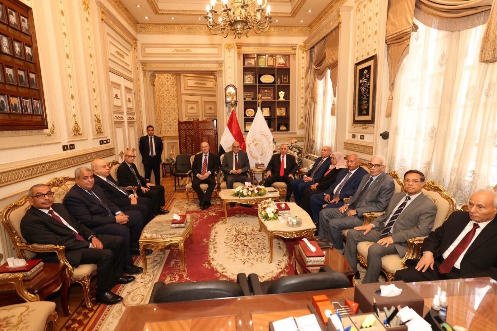 رئيس هيئة قضايا الدولة يزور رئيس محكمة النقض (3) رئيس هيئة قضايا الدولة يزور رئيس محكمة النقض (3)