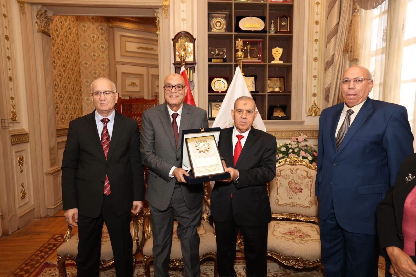 رئيس هيئة قضايا الدولة يزور رئيس محكمة النقض (4) رئيس هيئة قضايا الدولة يزور رئيس محكمة النقض (4)