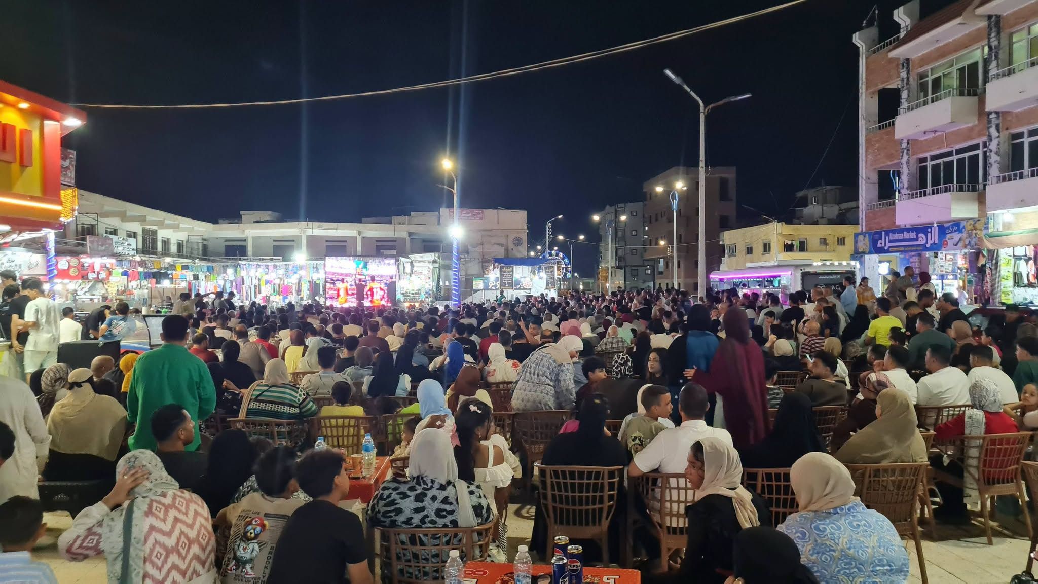 التواجد الكبير بالكافتريات بالمصيف التواجد الكبير بالكافتريات بالمصيف