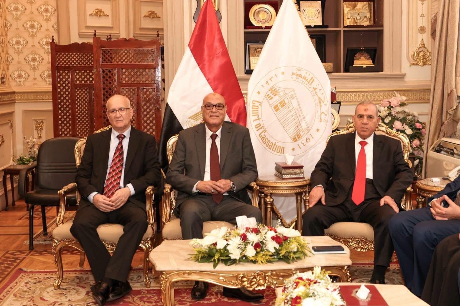 رئيس هيئة قضايا الدولة يزور رئيس محكمة النقض (1) رئيس هيئة قضايا الدولة يزور رئيس محكمة النقض (1)
