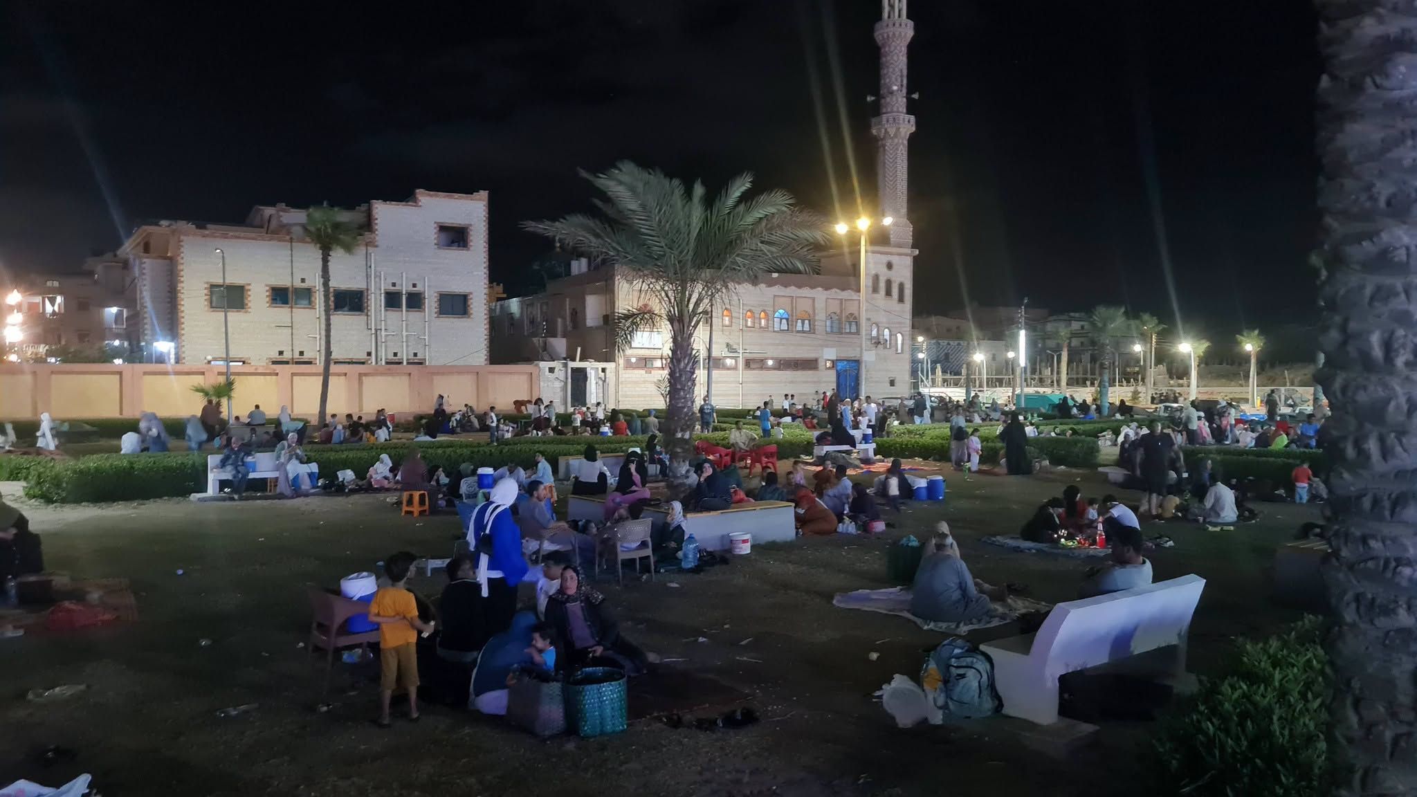 جانب من التواجد بالحدائق العامة جانب من التواجد بالحدائق العامة