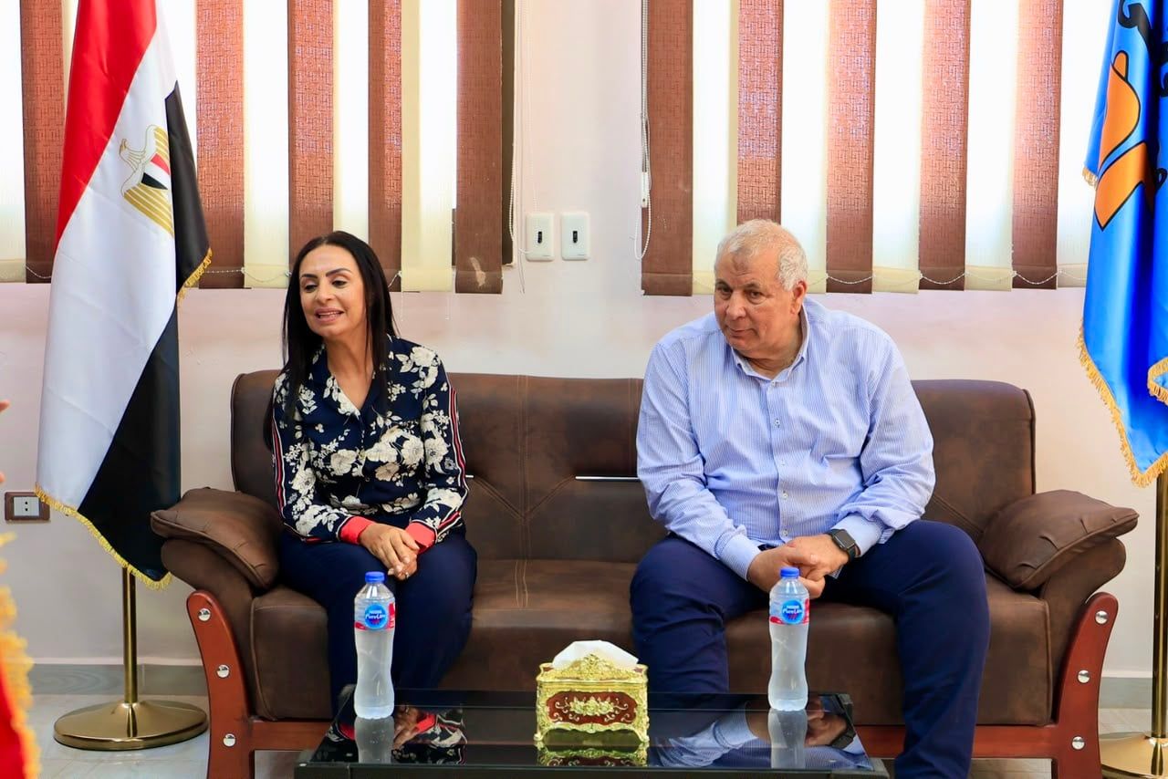 وزيرة التضامن تلتقي القيادات التنفيذية وأعضاء الهيئة البرلمانية والعمد بمركز العزيمة مطروح (3) وزيرة التضامن تلتقي القيادات التنفيذية وأعضاء الهيئة البرلمانية والعمد بمركز العزيمة مطروح (3)