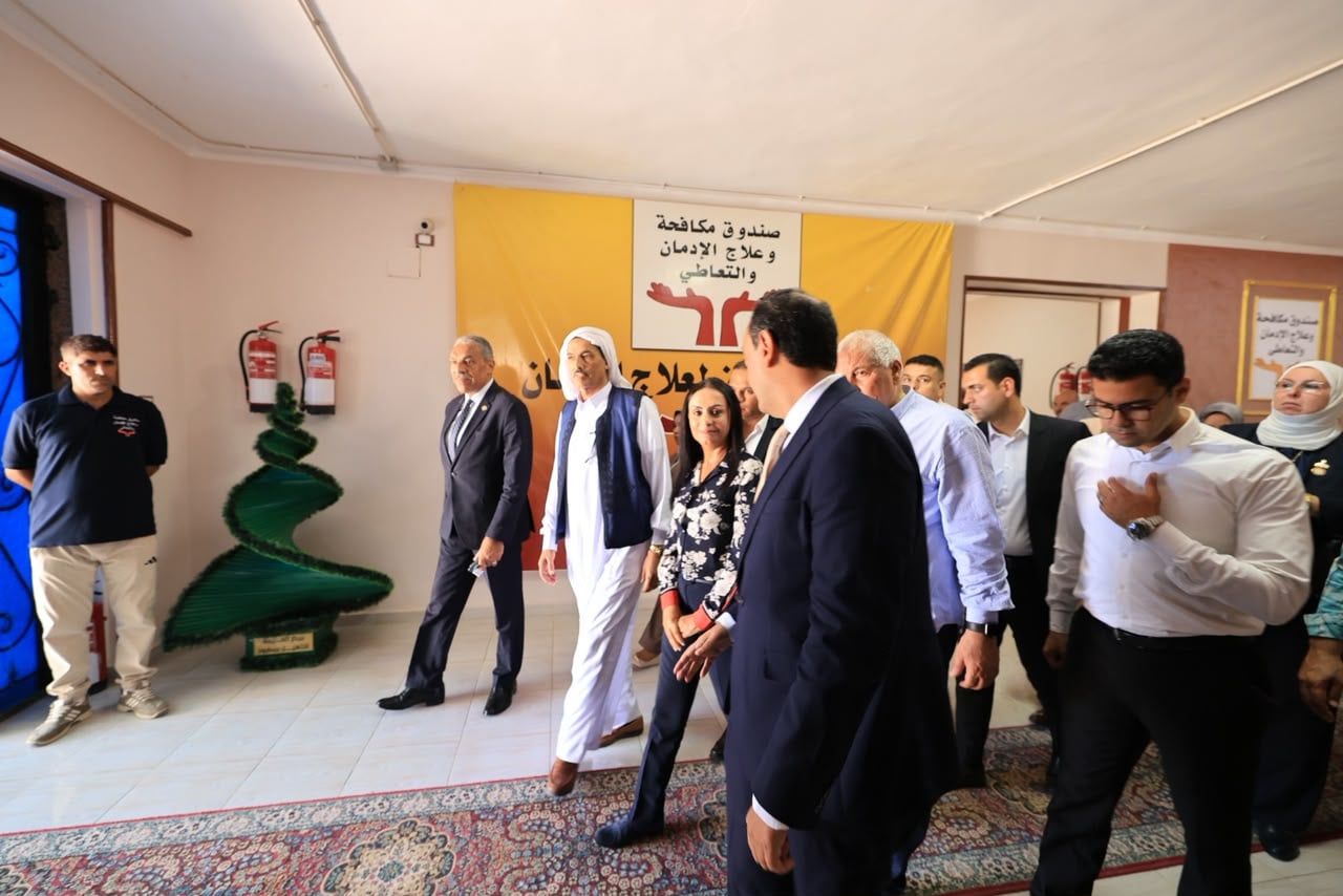 وزيرة التضامن توجه بالتعاقد على المنتجات الحرفية لمتعافي مركز العزيمة بمطروح (3) وزيرة التضامن توجه بالتعاقد على المنتجات الحرفية لمتعافي مركز العزيمة بمطروح (3)
