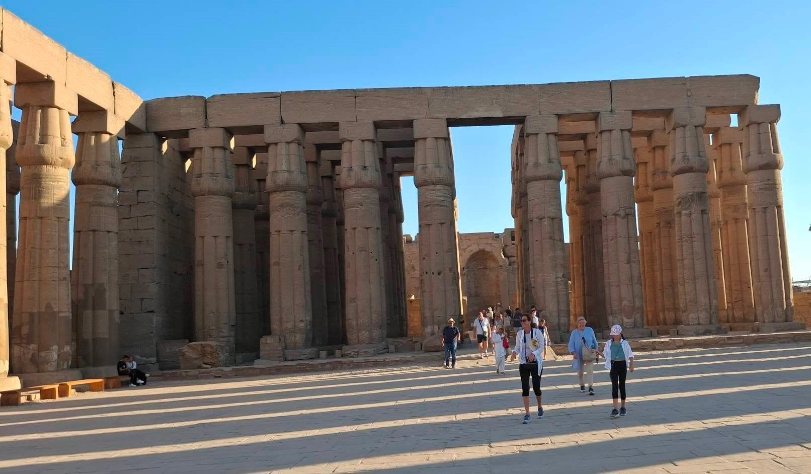 جانب من الزيارات السياحية داخل معبد الأقصر جانب من الزيارات السياحية داخل معبد الأقصر