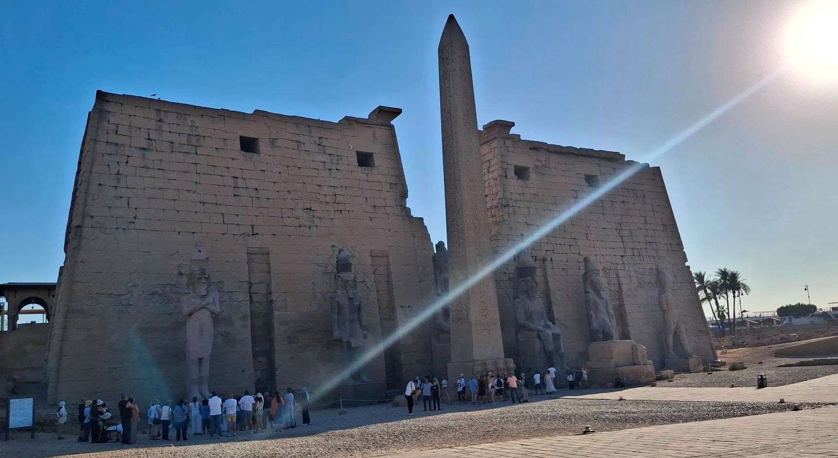 الأفواج السياحية تستمتع للشرح فى واجهة معبد الأقصر الأفواج السياحية تستمتع للشرح فى واجهة معبد الأقصر
